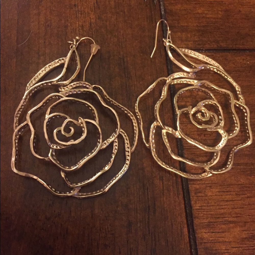 Kendra Scott Rose shape earrings